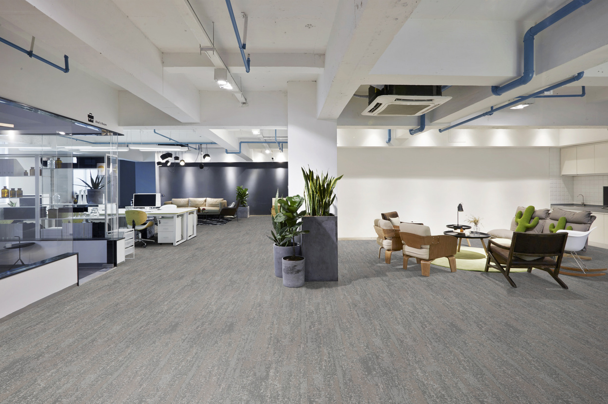 Ковровая плитка Associated Weavers Marathon Tile цвет 94 Sandbank 1000×250×6 фото в интерьере